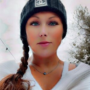 Chunky Knit Black Luxury Logo Beanie w/ brown faux-fur Pom. NWOT.